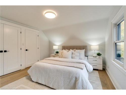 121 Lake Avenue Drive, Stoney Creek, ON - Indoor Photo Showing Bedroom