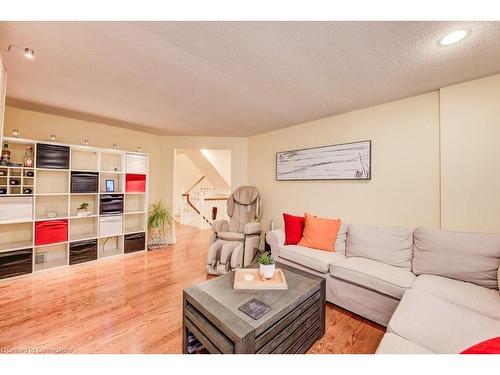 1-494 Beechwood Drive, Waterloo, ON - Indoor Photo Showing Living Room