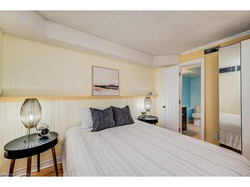 1-494 Beechwood Drive, Waterloo, ON - Indoor Photo Showing Bedroom