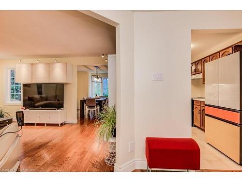 1-494 Beechwood Drive, Waterloo, ON - Indoor Photo Showing Living Room