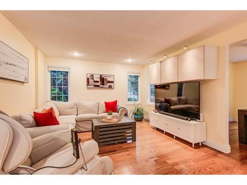 1-494 Beechwood Drive, Waterloo, ON - Indoor Photo Showing Living Room