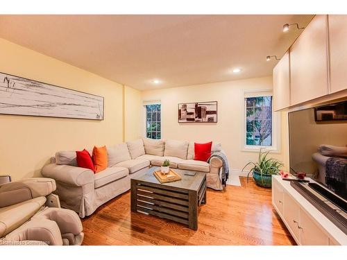 1-494 Beechwood Drive, Waterloo, ON - Indoor Photo Showing Living Room