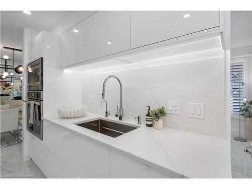 80-225 Benjamin Road, Waterloo, ON - Indoor Photo Showing Kitchen With Double Sink With Upgraded Kitchen