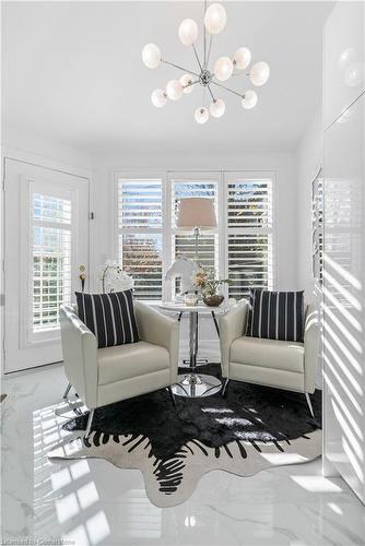 80-225 Benjamin Road, Waterloo, ON - Indoor Photo Showing Living Room