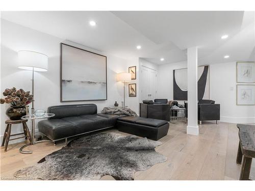 80-225 Benjamin Road, Waterloo, ON - Indoor Photo Showing Living Room