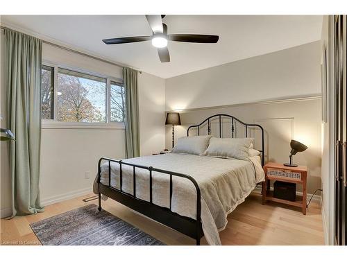 10 Vincent Drive, Cambridge, ON - Indoor Photo Showing Bedroom