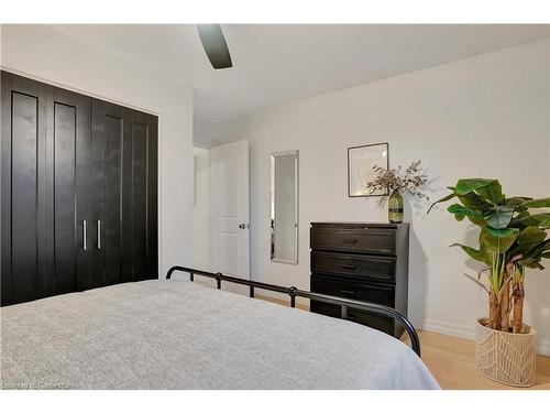 10 Vincent Drive, Cambridge, ON - Indoor Photo Showing Bedroom