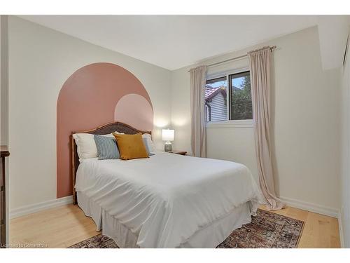 10 Vincent Drive, Cambridge, ON - Indoor Photo Showing Bedroom