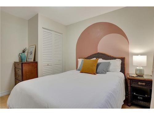 10 Vincent Drive, Cambridge, ON - Indoor Photo Showing Bedroom