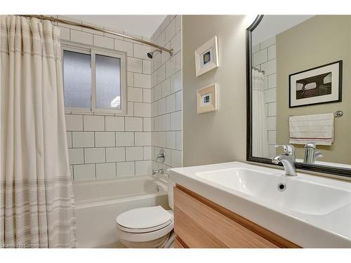 10 Vincent Drive, Cambridge, ON - Indoor Photo Showing Bathroom