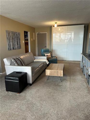 704-65 Westmount Road N, Waterloo, ON - Indoor Photo Showing Living Room