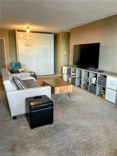 704-65 Westmount Road N, Waterloo, ON - Indoor Photo Showing Living Room