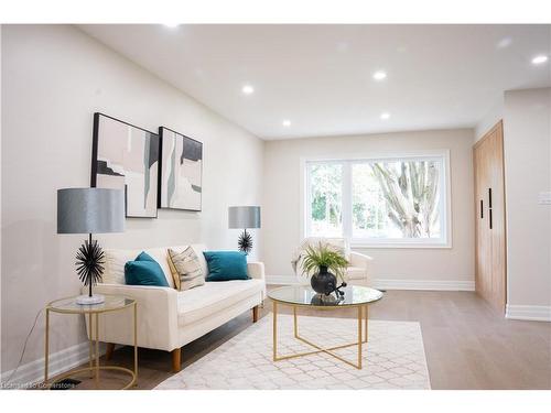 1550 Springwell Avenue E, Mississauga, ON - Indoor Photo Showing Living Room