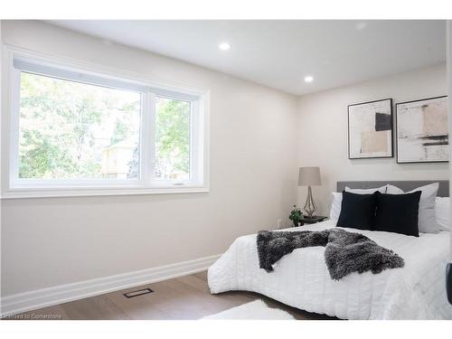 1550 Springwell Avenue E, Mississauga, ON - Indoor Photo Showing Bedroom