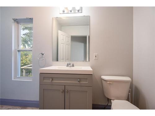 28 Beale Street, Woodstock, ON - Indoor Photo Showing Bathroom