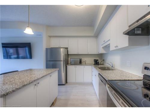 55-25 Isherwood Avenue, Cambridge, ON - Indoor Photo Showing Kitchen With Double Sink