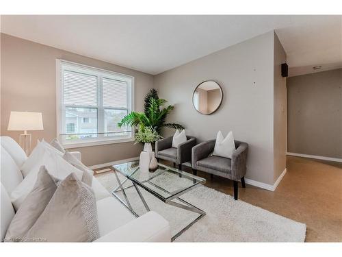 7 Daytona Street, Kitchener, ON - Indoor Photo Showing Living Room