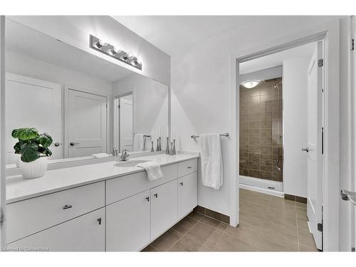 42-110 Fergus Ave, Kitchener, ON - Indoor Photo Showing Bathroom