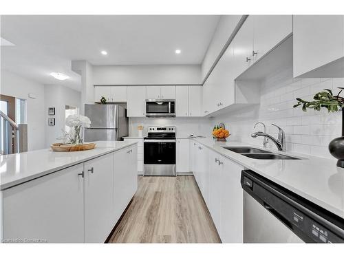 42-110 Fergus Ave, Kitchener, ON - Indoor Photo Showing Kitchen With Stainless Steel Kitchen With Double Sink With Upgraded Kitchen