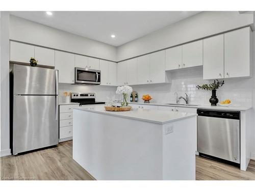 42-110 Fergus Ave, Kitchener, ON - Indoor Photo Showing Kitchen With Stainless Steel Kitchen With Upgraded Kitchen