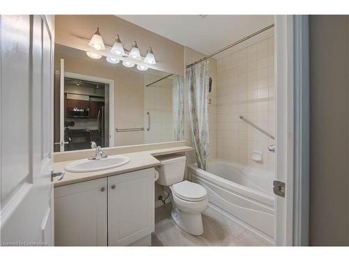 205-3504 Hurontario Street, Mississauga, ON - Indoor Photo Showing Bathroom