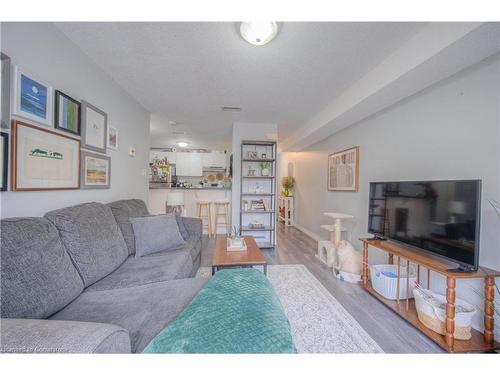 10C-45 Cedarhill Crescent, Kitchener, ON - Indoor Photo Showing Living Room