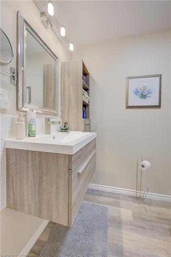 81 Dyer Court, Cambridge, ON - Indoor Photo Showing Bathroom