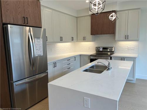 176 Forest Road, Cambridge, ON - Indoor Photo Showing Kitchen With Double Sink With Upgraded Kitchen