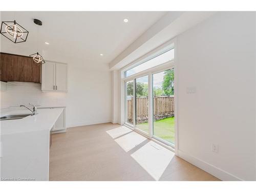 176 Forest Road, Cambridge, ON - Indoor Photo Showing Kitchen With Double Sink