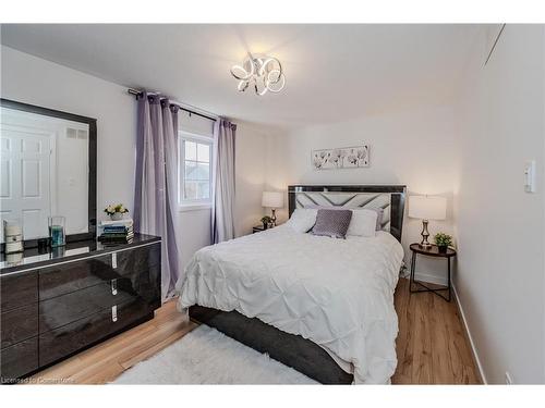 48 Alderson Drive, Cambridge, ON - Indoor Photo Showing Bedroom