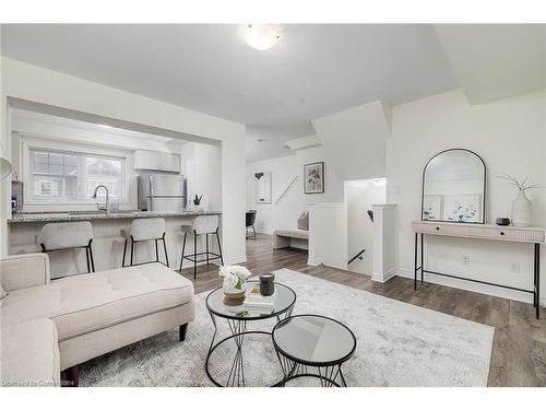 26-143 Ridge Road, Cambridge, ON - Indoor Photo Showing Living Room