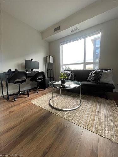 302-251 Northfield Drive E, Waterloo, ON - Indoor Photo Showing Living Room