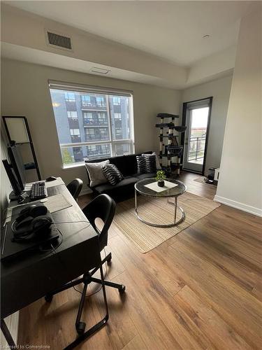 302-251 Northfield Drive E, Waterloo, ON - Indoor Photo Showing Living Room