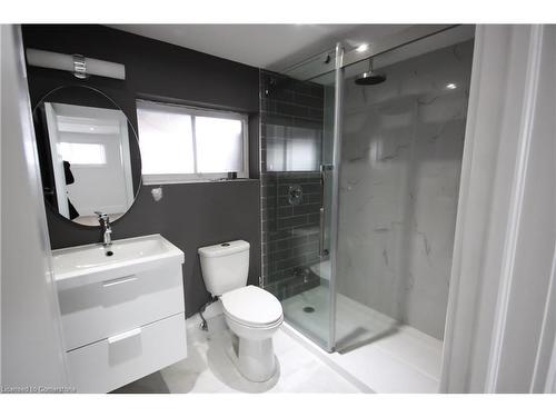 B-230 Hazelglen Drive, Kitchener, ON - Indoor Photo Showing Bathroom