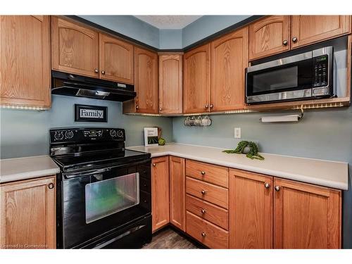 27 Stiefelmeyer Crescent, Baden, ON - Indoor Photo Showing Kitchen