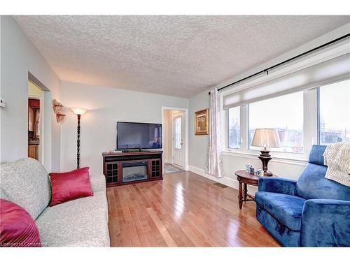 211 Lorne Avenue, Kitchener, ON - Indoor Photo Showing Living Room