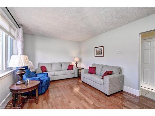 211 Lorne Avenue, Kitchener, ON - Indoor Photo Showing Living Room