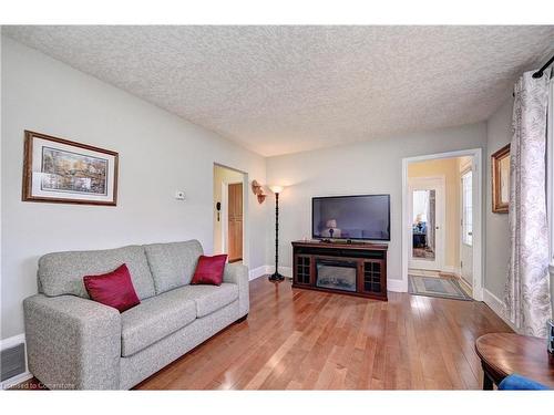 211 Lorne Avenue, Kitchener, ON - Indoor Photo Showing Living Room