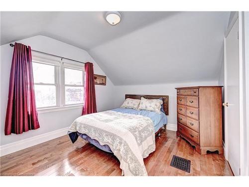 211 Lorne Avenue, Kitchener, ON - Indoor Photo Showing Bedroom