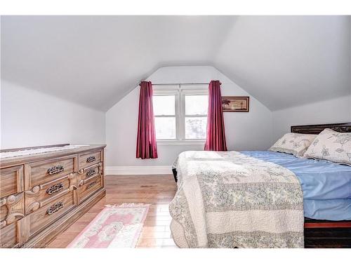 211 Lorne Avenue, Kitchener, ON - Indoor Photo Showing Bedroom