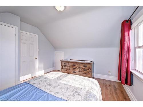 211 Lorne Avenue, Kitchener, ON - Indoor Photo Showing Bedroom