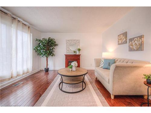 63 Balfour Crescent, Kitchener, ON - Indoor Photo Showing Living Room