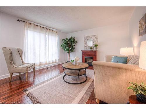 63 Balfour Crescent, Kitchener, ON - Indoor Photo Showing Living Room