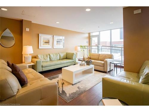 410-191 King Street, Waterloo, ON - Indoor Photo Showing Living Room