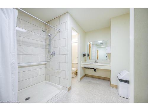 703-20 Ellen Street E, Kitchener, ON - Indoor Photo Showing Bathroom