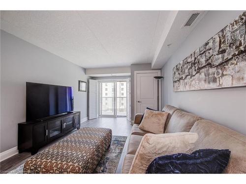 405-776 Laurelwood Drive, Waterloo, ON - Indoor Photo Showing Living Room