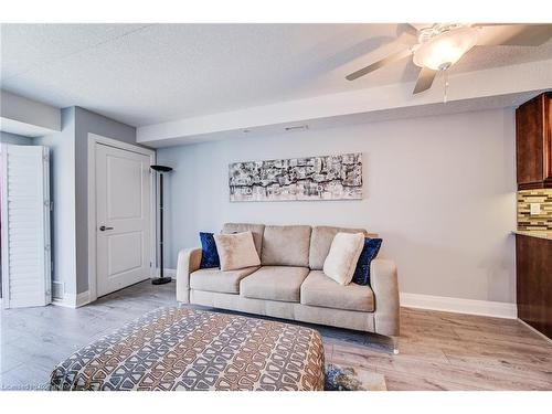 405-776 Laurelwood Drive, Waterloo, ON - Indoor Photo Showing Living Room