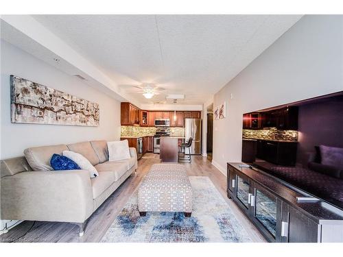 405-776 Laurelwood Drive, Waterloo, ON - Indoor Photo Showing Living Room