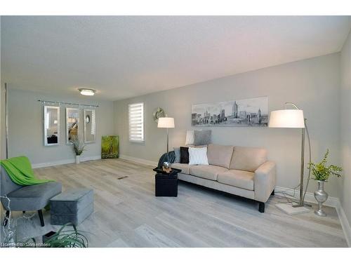 Upper Unit-61 Ethel Street, Kitchener, ON - Indoor Photo Showing Living Room