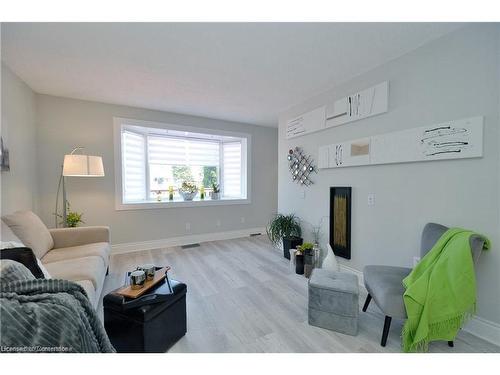 Upper Unit-61 Ethel Street, Kitchener, ON - Indoor Photo Showing Living Room